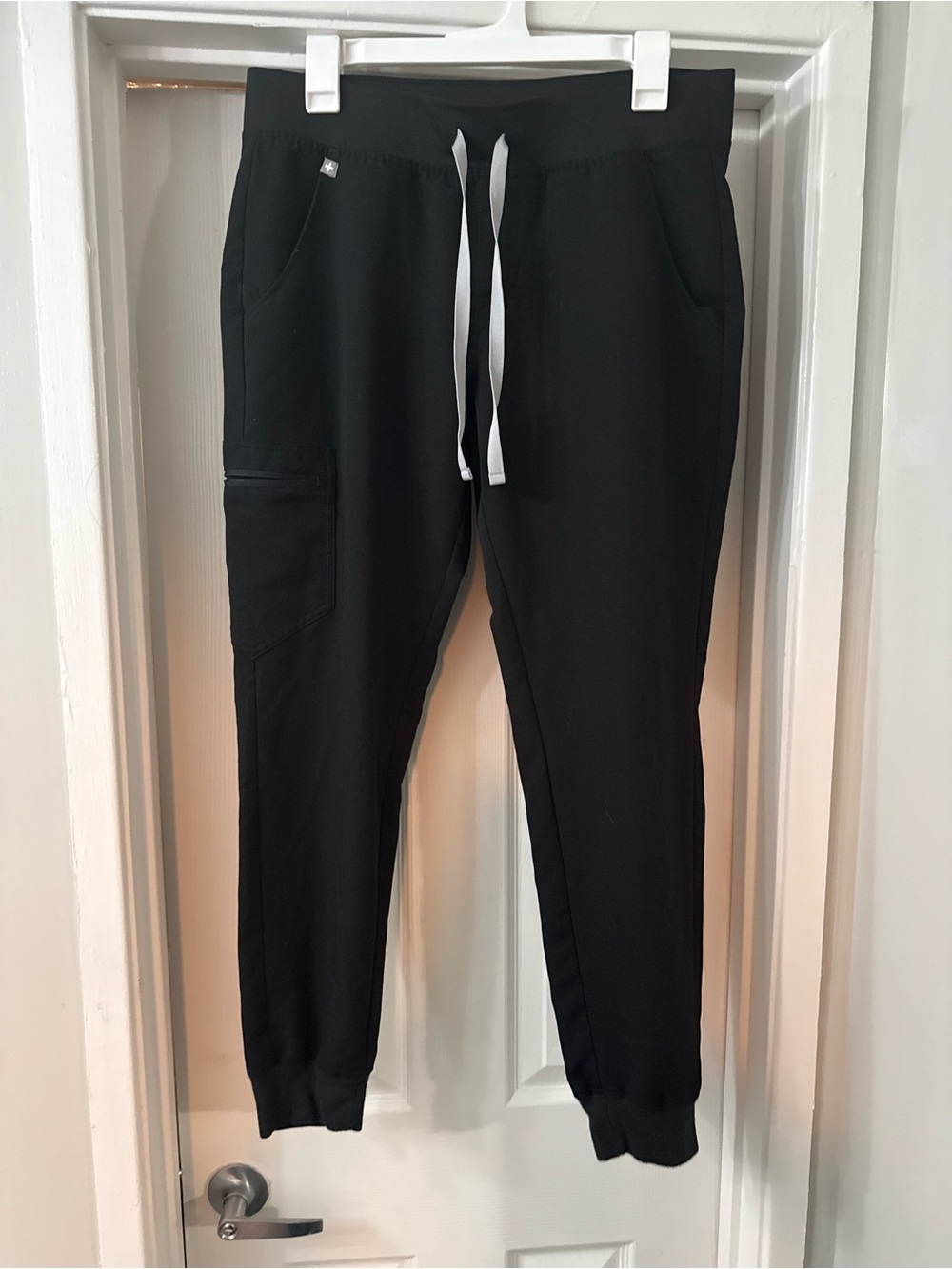 FIGS Zamora Scrub Joggers in Black